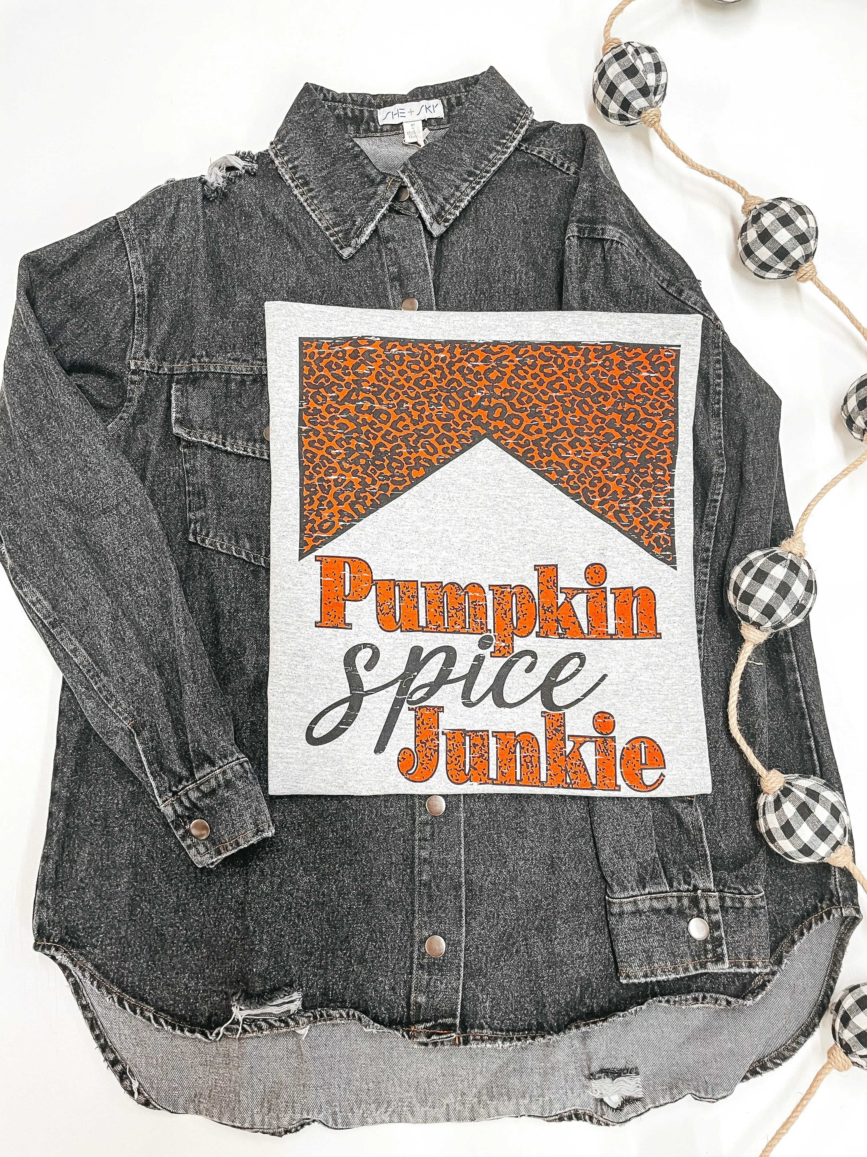 Pumpkin Spice Junkie Short Sleeve Graphic Tee in Heather Grey